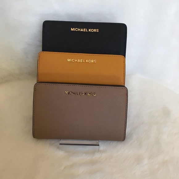 Michael Kors Handbags - Michael Kors Jet Set Travel Slim Bifold